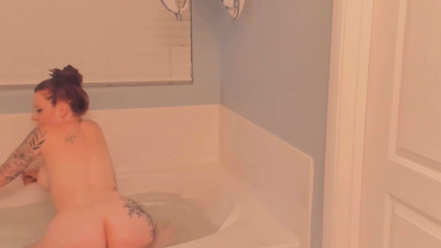 Stunning ginger slams her buttocks in the bath