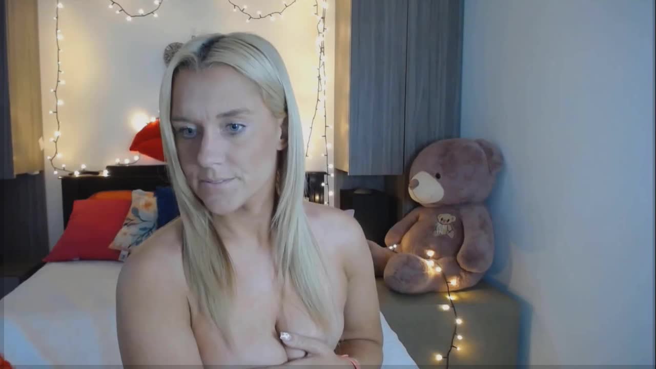 Sultry blonde babe squirts on cam - ePornhubs